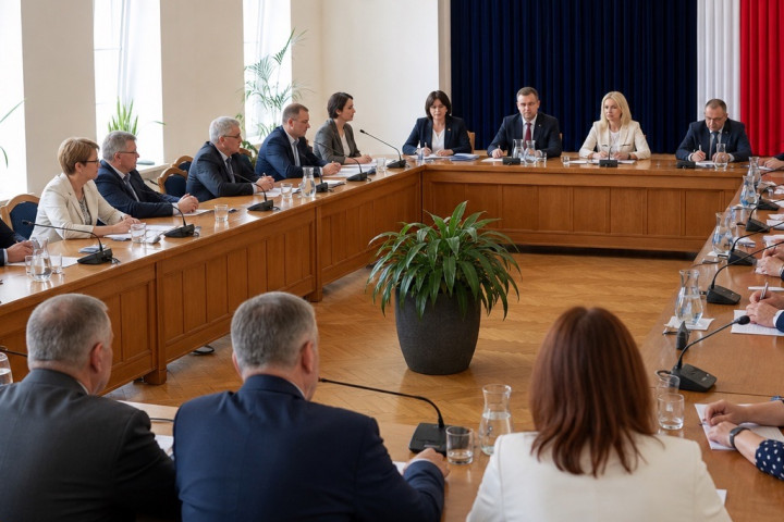 Uczestnicy demonstracyjnej sesji podnoszą ręce w głosowaniu nad projektem uchwały o dostępności usług.